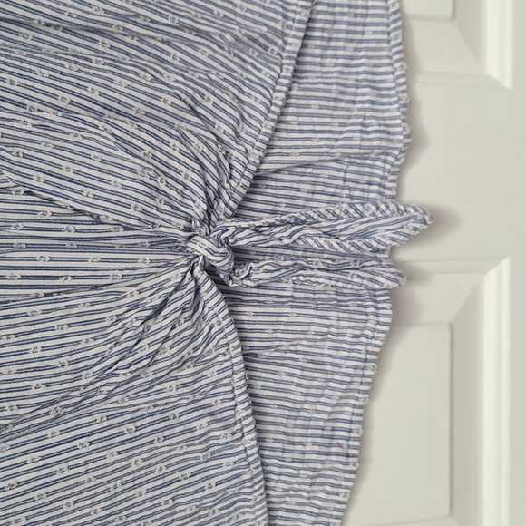 Old Navy sleevless blue and white blouse - Picture 3 of 4